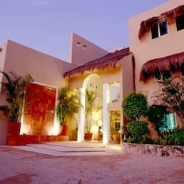 Playa La Media Luna - Hotel - Isla Mujeres - Home