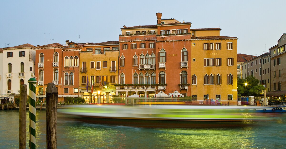 Choose Ai Due Principi Hotel in Venice, located close to Rialto Bridge