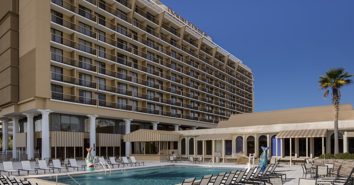 USA: Swimming pool, drinks and palm trees in Jacksonville