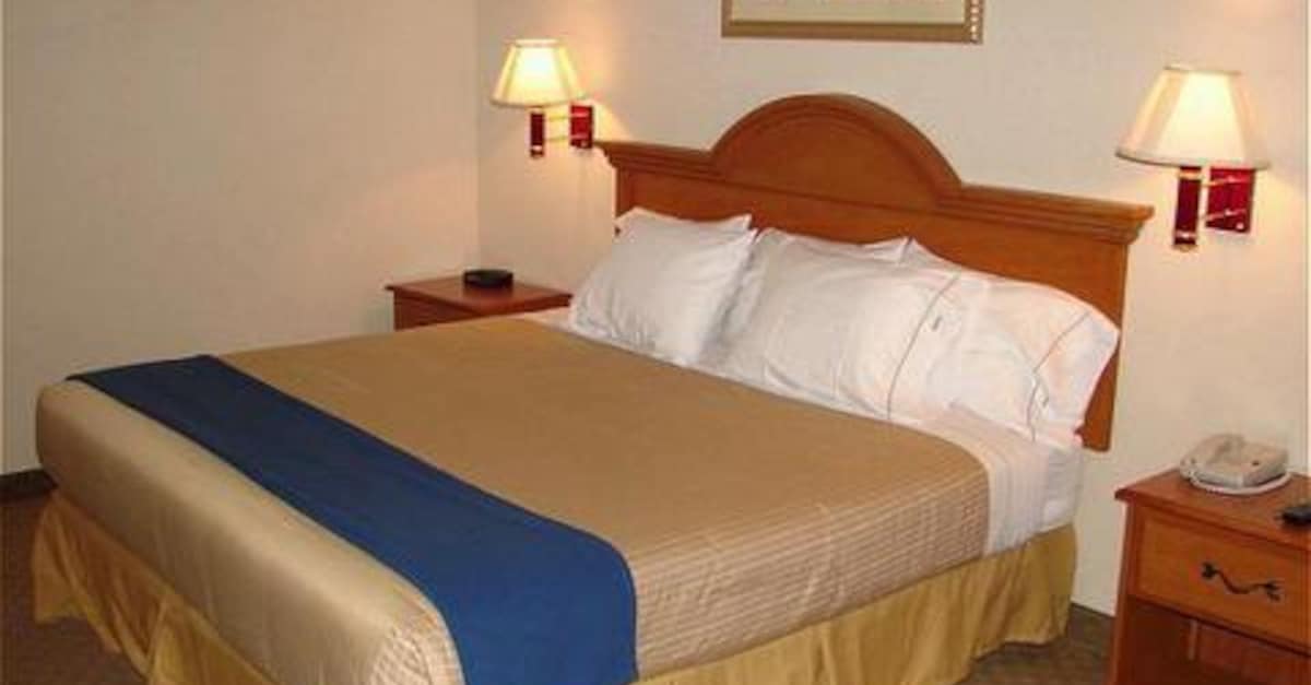 Holiday Inn Express Newport Guest Room & Suite Options