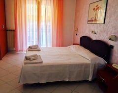 Khách sạn Hotel Marzia con Piscina (Riccione, Ý)
