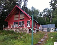 Entire House / Apartment 5 Bedroom Chalet on Aylen Lake (Madawaska, Canada)