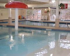 Hotel Enjoy the spa, salon, ski facilities, golf course & restaurants! (East Stroudsburg, USA)