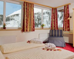 Hotel & Appartement Auerhahn (Obertauern, Austria)