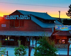 Whistling Swan Motel And Two Medicine Grill (East Glacier Park, USA)