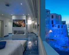 Khách sạn Hotel Grotta Palazzese (Polignano a Mare, Ý)