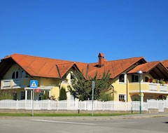 Hotel Yellow Dreamhouse (Postojna, Slovenija)