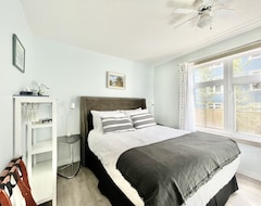 Khách sạn Newly Upgraded Cozy Queen Room In The Heart Of Canmore (Canmore, Canada)