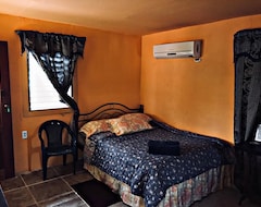 Hotel Tanias Guest House (Hopkins, Belize)
