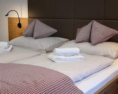 Hotelli Triple Room With Shower, Wc - Hotel Aschauer Hof (Kirchberg, Itävalta)