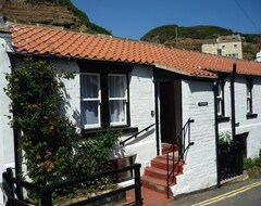 Koko talo/asunto Charming Fishermans cottage in the old village of Staithes, with patio garden (Staithes, Iso-Britannia)