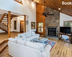 Entire House / Apartment 7th Hole Chalet - New 7-person Hot Tub / Sauna / 3 Fireplaces (Wintergreen, USA)