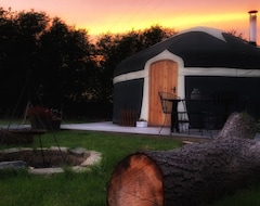 Toàn bộ căn nhà/căn hộ Milne’s Corner luxury Yurt at Peake’s Retreats glampsite. Sleeps 6 with hot tub (Burston, Vương quốc Anh)