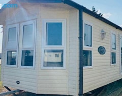 Koko talo/asunto Luxury 2 Bed Caravan Sleeps 6 Near Beach (Clacton-on-Sea, Iso-Britannia)