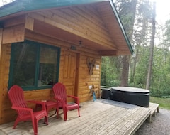 Toàn bộ căn nhà/căn hộ Beautiful Cabin With Private Hot Tub In Quiet Setting (Invermere, Canada)