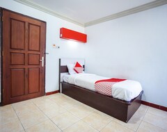 OYO 970 Riverside Hotel (Manado, Endonezya)