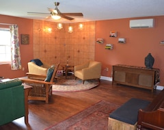 Hele huset/lejligheden Cozy, Eclectic, Private Mid-town Bungalow W/ A Ping-pong Table & Piano! (Tallahassee, USA)