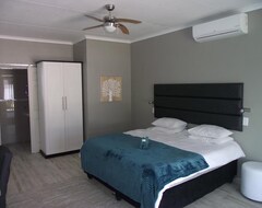 Hotel Out of Africa Town Lodge (Otjiwarongo, Namibia)