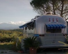 Bed & Breakfast BelRepayre Airstream & Retro Trailer Park (Manses, Pháp)