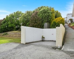 Entire House / Apartment Macbay Retreat - Macandrew Bay Holiday Home (Dunedin, New Zealand)