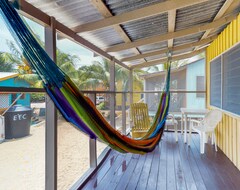 Hotel Charming Cabana W/ Large Screened-in Porch & Hammock - Near The Beach! (Placencia, Belize)