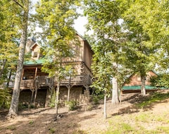 Entire House / Apartment Wildflower Cabin 7 - Luxury Log Cabin - Hot Tub - Grill - Poker Table (Franklin, USA)