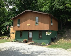 Entire House / Apartment Sandy Run Cabin located on Sand Run Resort adjacent to Wayne National Forest (Nelsonville, USA)