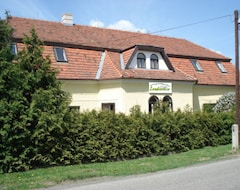 Otel Penzión Žemberovce (Santovka, Slovakya)