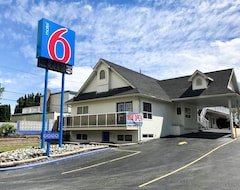 Hotel Motel 6-Kamloops, BC (Kamloops, Canada)