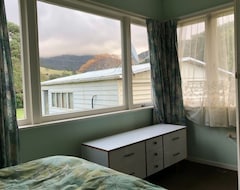 Entire House / Apartment 5 Bdrm Beachfront Family Escape (Port Charles, New Zealand)
