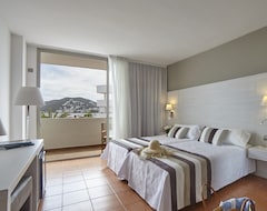 Khách sạn Hotel Tres Torres (Santa Eulalia, Tây Ban Nha)