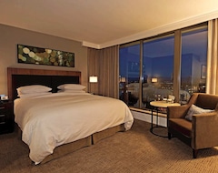 DoubleTree by Hilton Hotel & Suites Victoria (Victoria, Canada)
