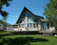 Entire House / Apartment Beautiful Lakefront A Frame With Hot Tub (Riverton, Canada)