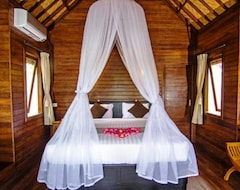 Resort Cassava Bungalow (Mushroom Bay, Indonesia)