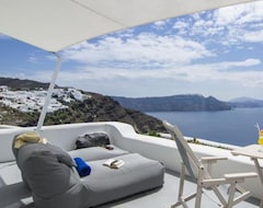 Hotel Ambition Suite (Oia, Greece)