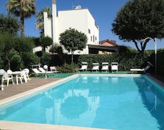 Toàn bộ căn nhà/căn hộ Luxurious Villa With Swimming Pool, Near The Beach And 20 Min By Train To Rome (Fiumicino, Ý)