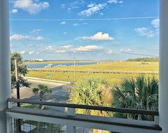 Hotel Folly with Marsh and Sunset Views (Folly Beach, Sjedinjene Američke Države)
