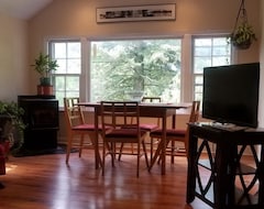 Entire House / Apartment Light Filled, Beautiful Designer Space Just Off Downtown Wolfville, Ns. (Wolfville, Canada)