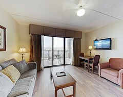 Entire House / Apartment New Listing! Downtown Riverfront Perch: Condo W/ Balcony & Views - Near Beach (Wilmington, USA)