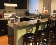 Entire House / Apartment TownHouse, Pet Friendly, Walking Distance To The Mountain Inn (Roseland, USA)