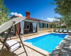 Toàn bộ căn nhà/căn hộ Beautiful villa with heated pool near Rovinj (Vodnjan, Croatia)