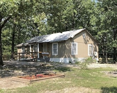 Entire House / Apartment 2 bedroom cabin Located 1.5 miles to the North end of lake Ouachita (Royal, USA)