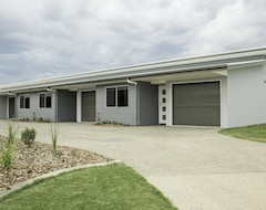 Aparthotel Direct Collective - Villas on Rivergum (Emerald, Australia)