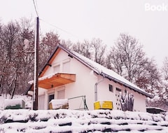 Koko talo/asunto Villat Bardhoshi (Kosovska Mitrovica, Kosovo)