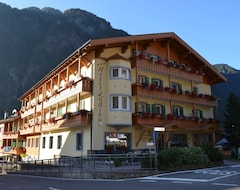 Khách sạn Hotel Ladina (Campitello di Fassa, Ý)