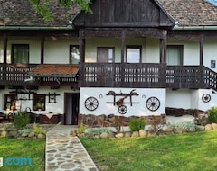 Koko talo/asunto Behiv-Lak (Topliţa, Romania)