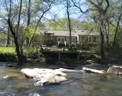 Entire House / Apartment Serene Secluded Riverfront Cottage (McCaysville, USA)