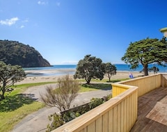 Entire House / Apartment Absolute Beachfront Holiday Home! (Waiwera, New Zealand)