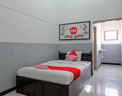 Hotel OYO 1028 Garuda Residence (Malang, Indonesia)