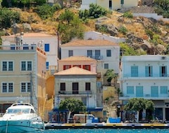 Otel Sto Roloi Island Houses (Poros-City, Yunanistan)